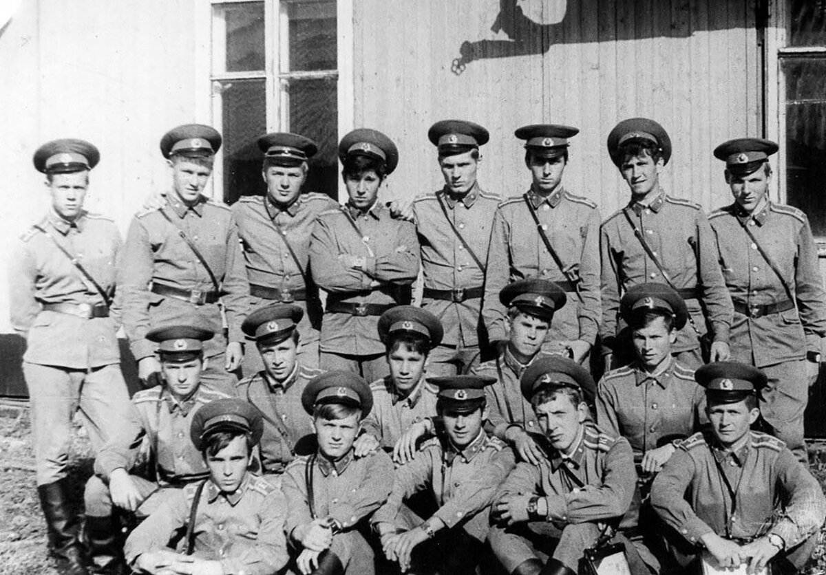 Свваул сызрань выпуск 1990. Саратовское авиационное училище. Саратовское высшее военное авиационное училище лётчиков. Ейское высшее авиационное училище летчиков квочур выпуски 1973 года. Свваул училище.