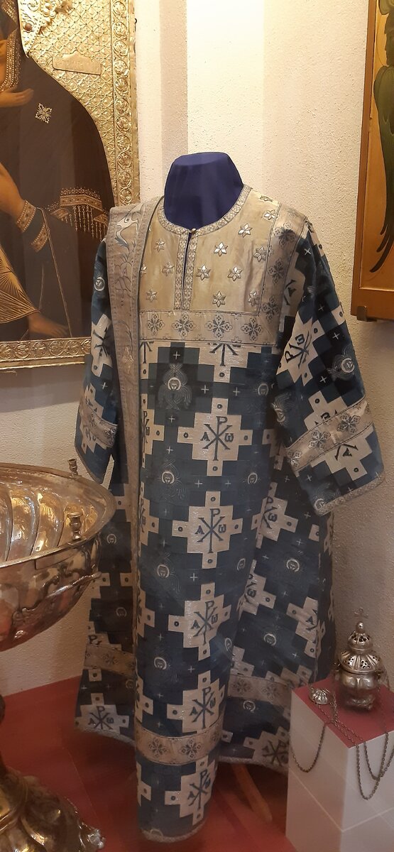 Облачение дьякона.  Стихарь и орарь.
Санкт-Петербург. Конец XIX-начало XX в. 
Бархат, глазет, сатин, галун, канитель, металл. 
Парча, репс, бархат
