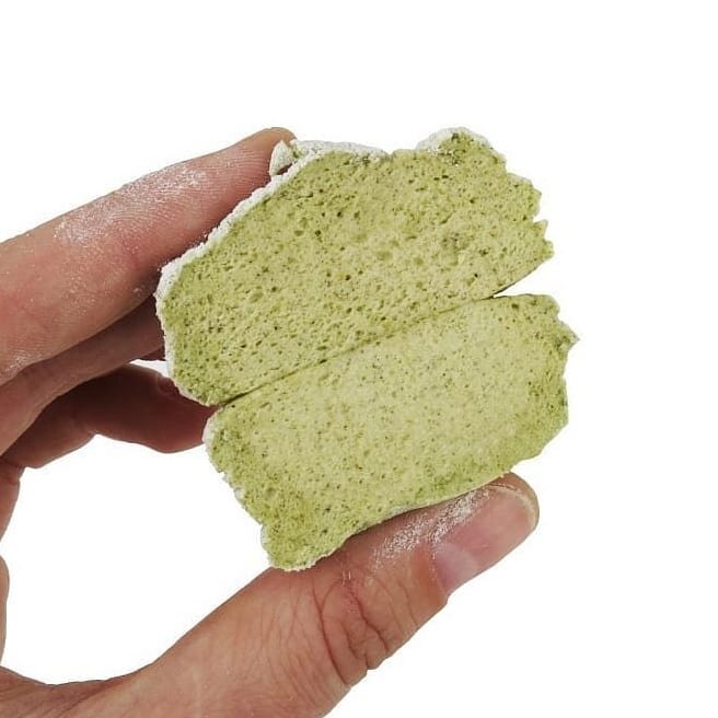 Зефир с мятным порошком и порошком из сока ячменя. Фото Cakeup24