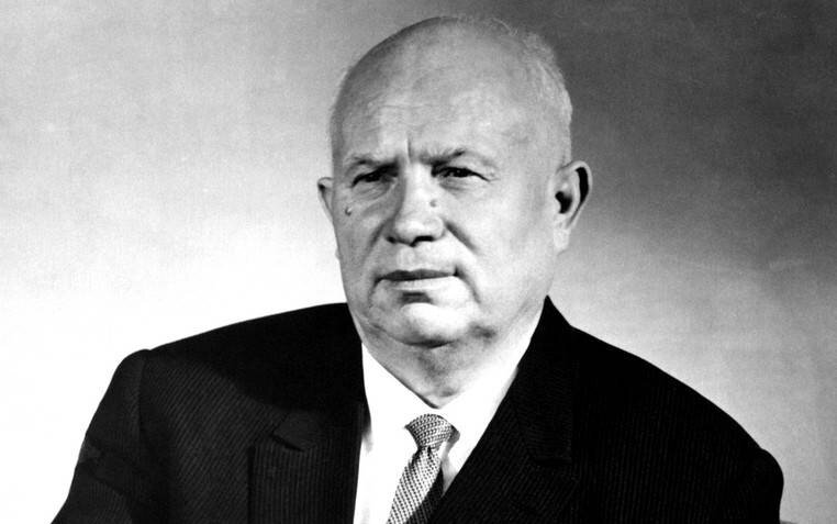 Никита Хрущев, совершенно серьезно утверждавший в своих мемуарах, что Сталин во время обедов бросался в советских полководцев помидорами