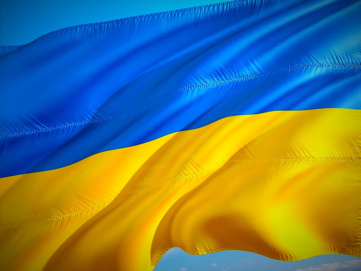 Если 2 человека идут рядом,то один из них не имеет работу по специальности.