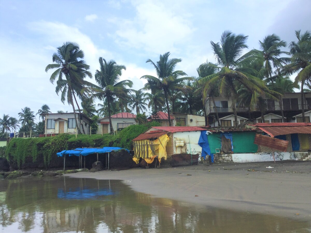 Не все владельцы спешат открывать свои отели и бары (фото автора)