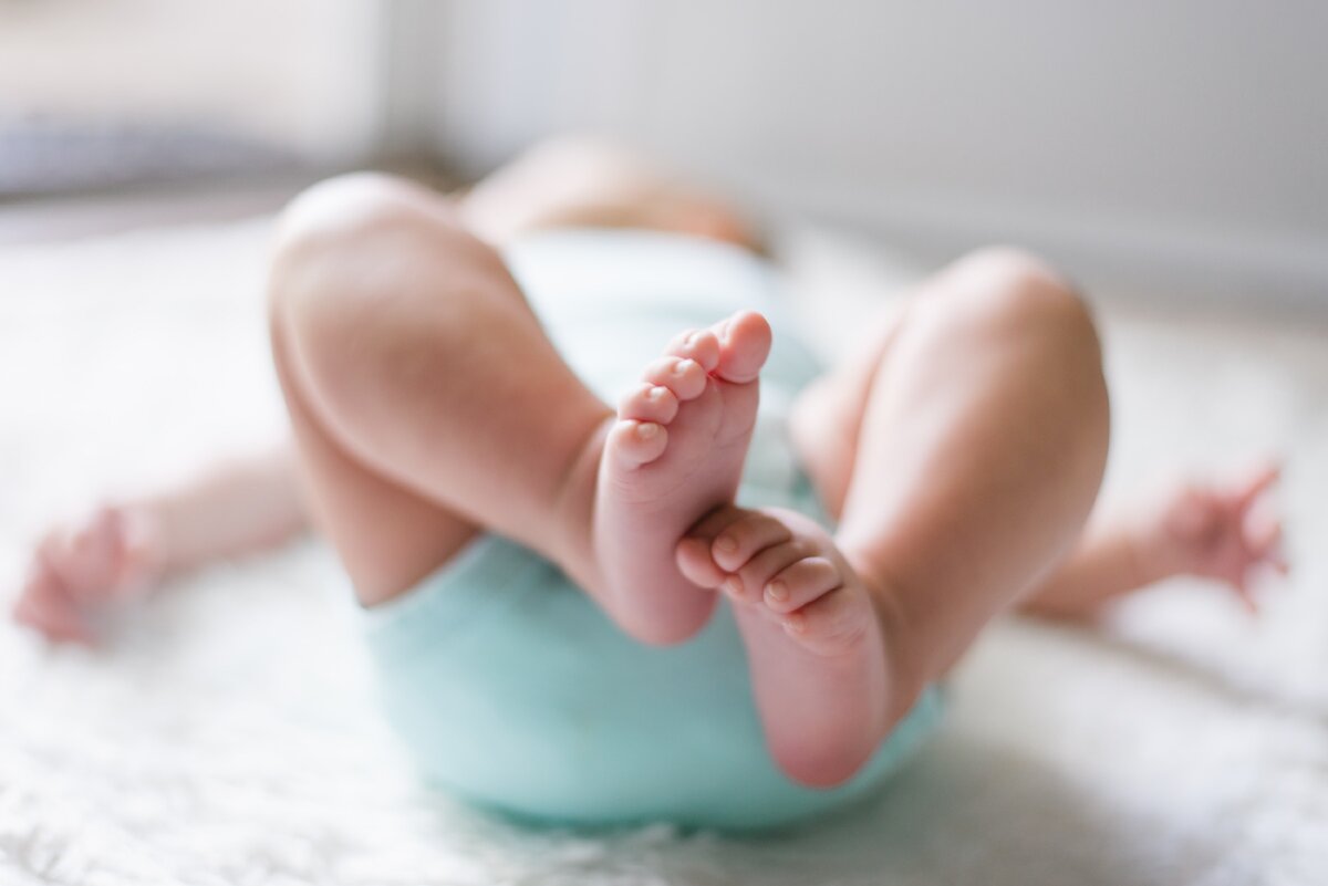 Зачем новорожденного малыша ставить на ножки? | Киндерчат | Дзен