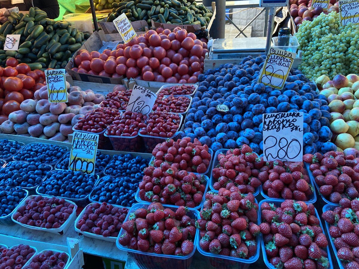Купить плодовые в москве. Фрукты на рынке. Овощи на рынке. Овощной рынок. Ягоды на рынке.