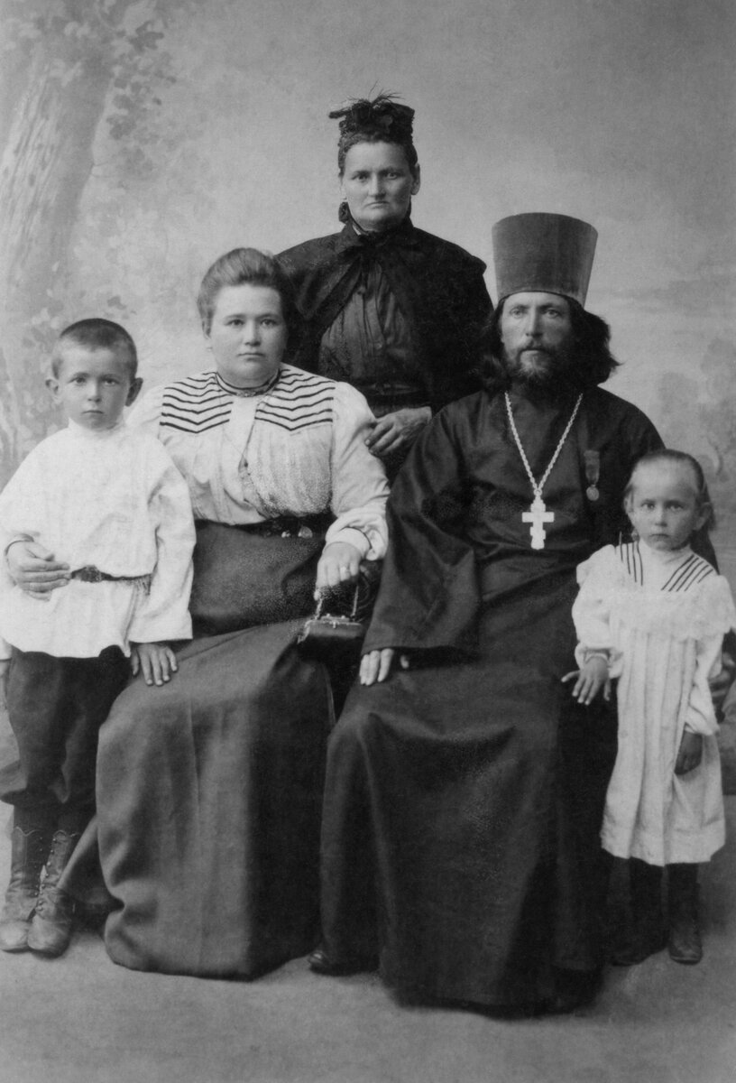 Священник Василий Рассказов в кругу семьи. 1903 г.