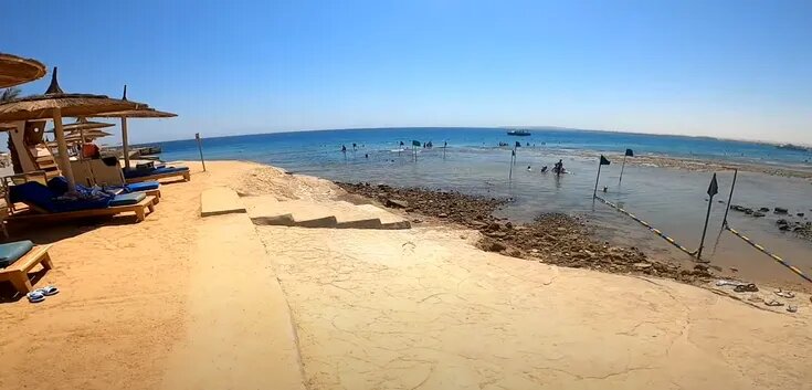 В отлив не искупаться, лезть глубоко в море опасно из-за острых кораллов. Кадр: YouTube-канал «Отдых от А до Я. Ксюша и Александр»