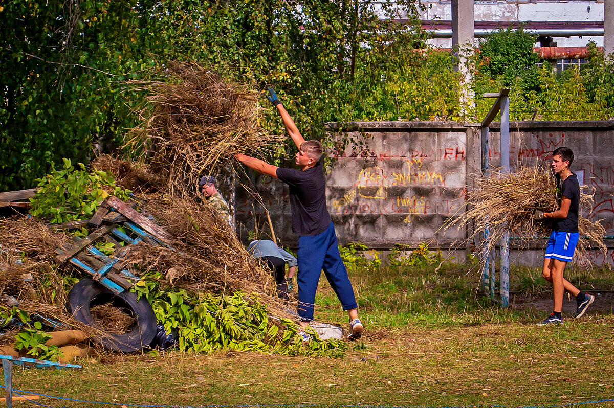 Результаты субботника – огромная куча мусора и травы