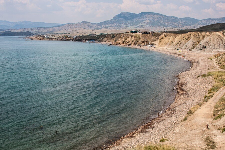 Меганом в крыму снять жилье. Мыс Меганом пляж галечный. Устричный пляж Меганом. Мыс Меганом пляж. Вулканический пляж Крым.