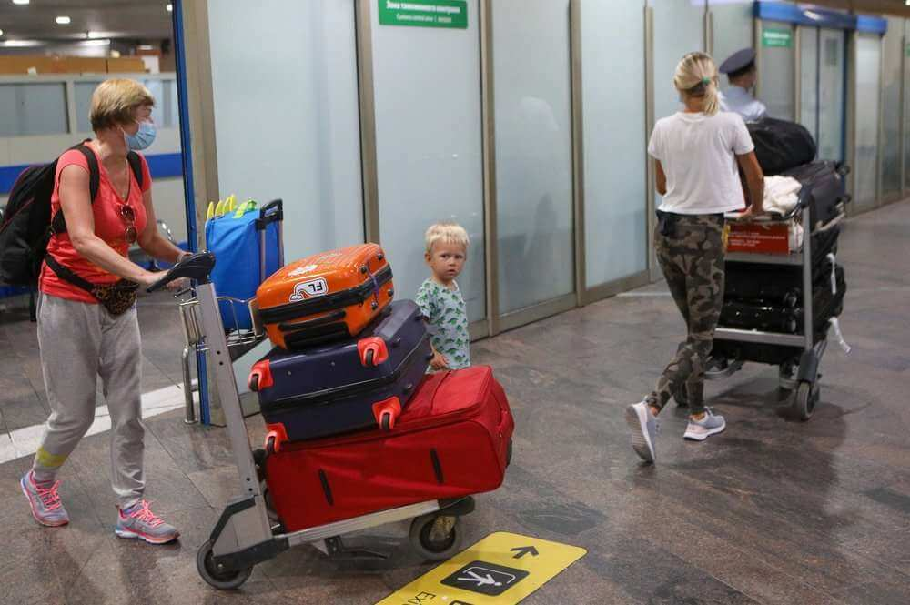 Фото: © Пассажиры, прибывшие вывозным рейсом из Нью-Йорка, в зоне прилета международного аэропорта Шереметьево / Андрей Никеричев / АГН Москва 