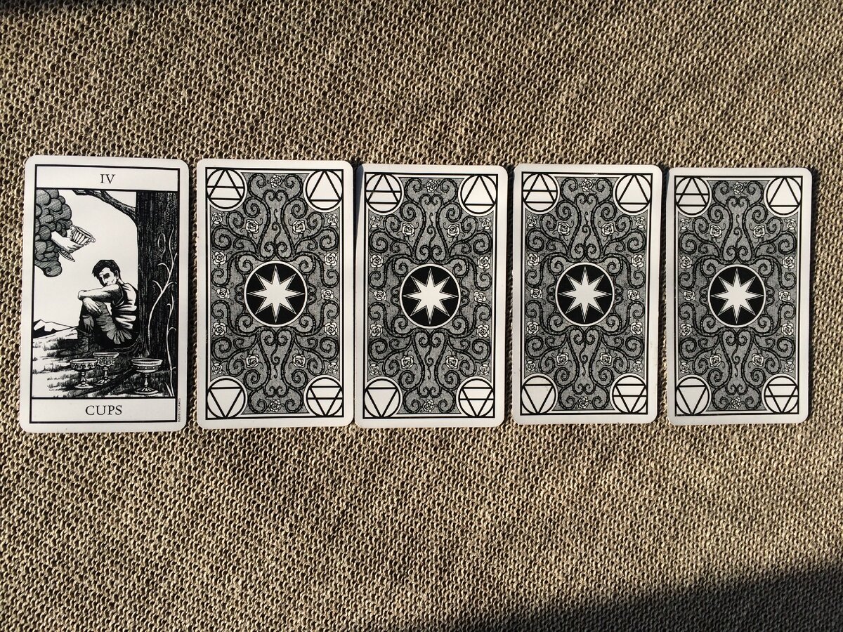 Первая карта - четвёрка кубков