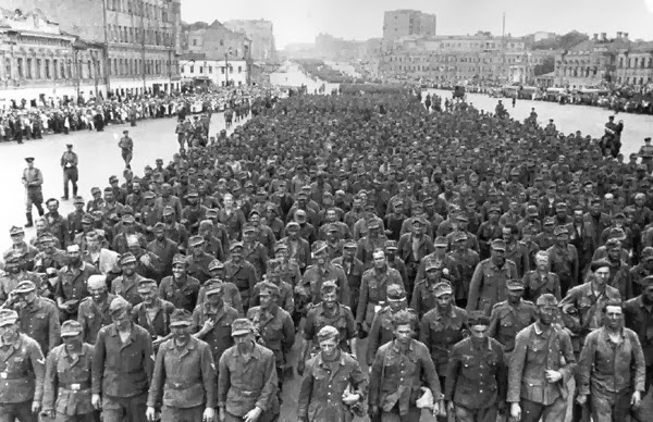 Илья Копали и Леонид Варламов “Разгром немецких войск под Москвой” (1943)
Документальный фильм “Разгром немецких войск под Москвой” родом из Советского союза. Картина считается первым советским фильмом, получившим одну из самых престижных международных наград – “Оскар”, в категории “Лучший документальный фильм”. За год до заветного “Оскара”, картина также получила и Сталинскую премию первой степени. Стоит отметить, что на Оскаре показывали сокращенную версию фильма- (на 11 минут короче). Из Американской адаптации вырезали кадры довоенной Москвы.