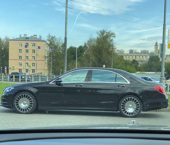 Мерседес S-класс для работы в премьер классе. Майбах - это уже Люкс.