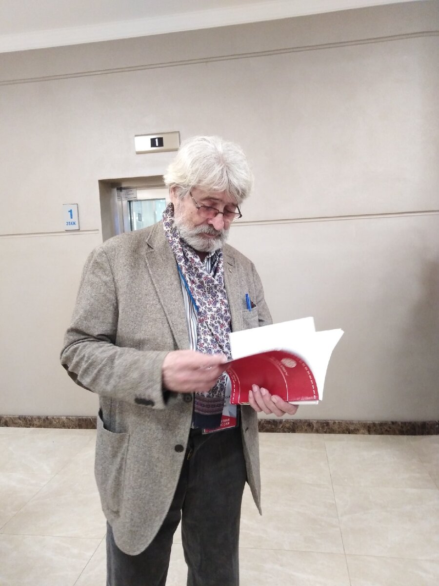 Геннадий Правотворов – Академик РАХ, Заслуженный художник Российской Федерации, Народный художник Российской Федерации, член Правления Союза художников России. В руках один из выпусков журнала "Арт".