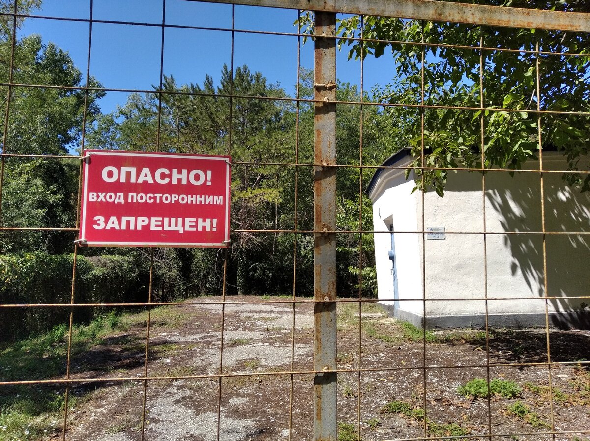 Здесь, в скважинах вода поднимается из глубины насосами. Фото автора