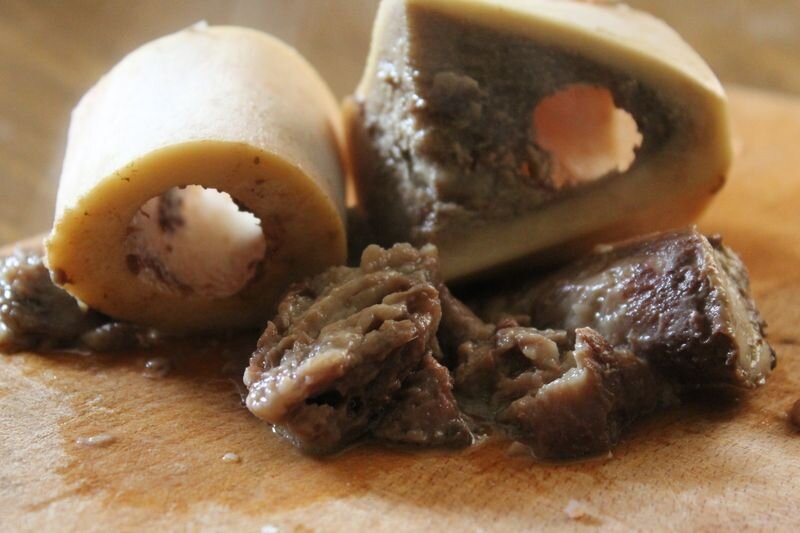 вот это вот вкусное из косточки присаливаем и под "запотевшую" или просто так - съедаем ни с кем не делясь! как в том фильме, помните: "Это надо одному, а не всем!"