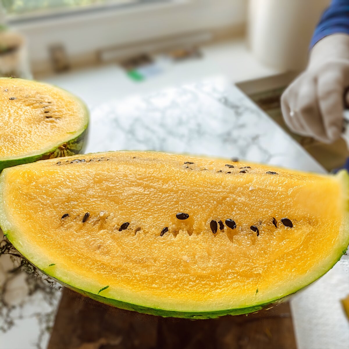 Тот самый странный арбуз. Кстати, оказался НЕ таким сладким, как все обещали