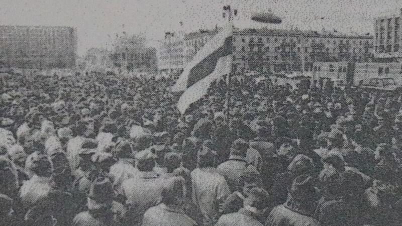 23 апреля 1991 года. Бастующие рабочие завода «Монолит» на площади Свободы под БЧБ-флагом. «Витьбичи», 24 апреля 1991 года
