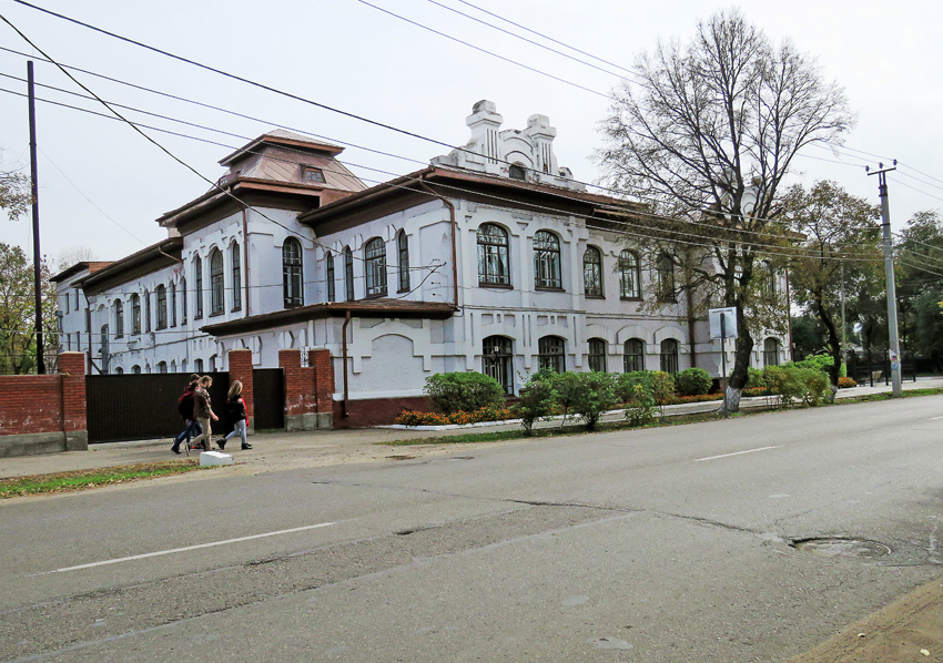 Город уссурийск 24. Старый центр города Уссурийска. Театр Комиссаржевской Уссурийск. Город Уссурийск Приморского края. Китайский театр Уссурийск.