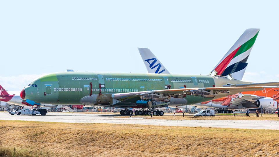 Последний самолет Airbus A380 сошедший с производственной линии в Тулузе (фото с сайта Forbes)