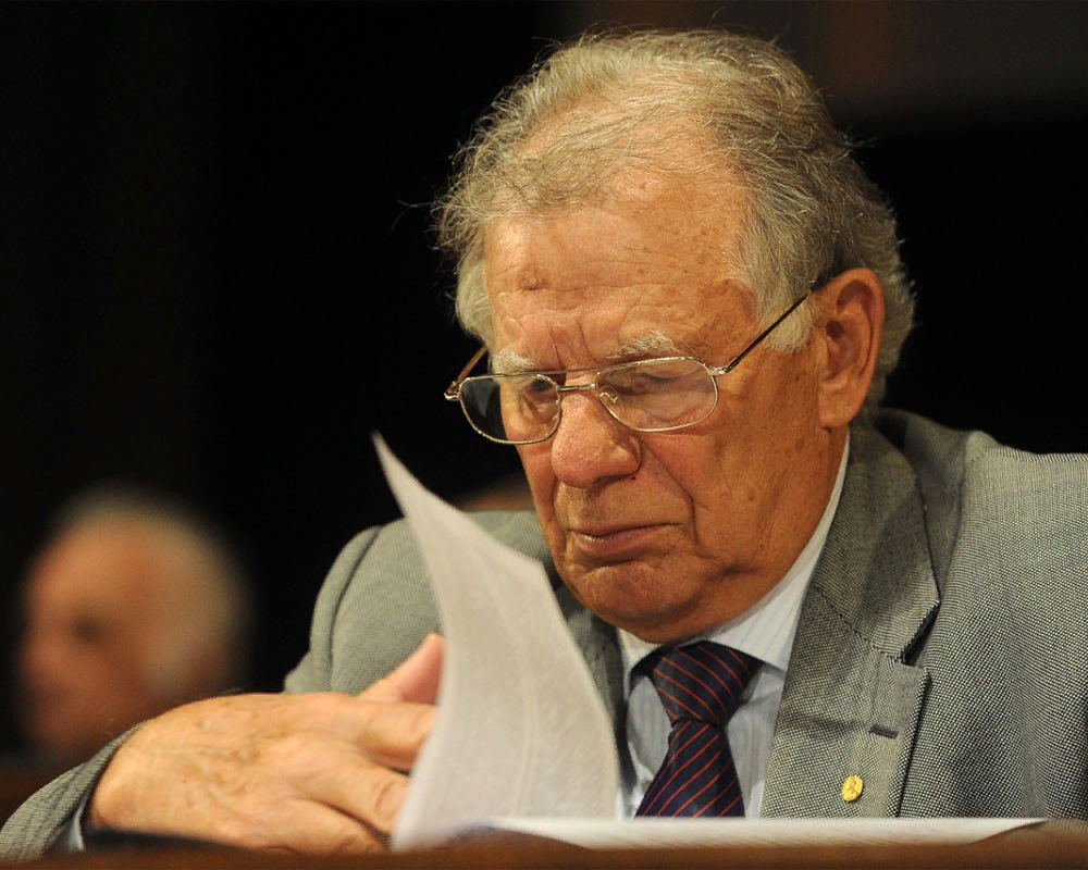 Когда среди населения проводят опрос, кого из современных отечественных ученых вы можете назвать, — имя Жореса Ивановича говорят первым, а иногда, увы, и единственным. Многие считают его уже не столько ученым, сколько «администратором» российской науки. Его можно любить или не любить, но факт остается фактом — академик, единственный живой (проживающий в нашей стране) российский лауреат Нобелевской премии (по физике), вице-президент РАН, депутат Государственной думы Жорес Алферов внес воистину гигантский вклад не только в науку, но и в нашу повседневную жизнь. Именно благодаря его фундаментальной работе о полупроводниках мы сегодня можем пользоваться такими достижениями цивилизации, как мобильные телефоны, компакт-диски, светодиоды и т. д.