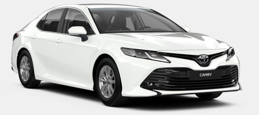 Toyota Camry в белом кузове