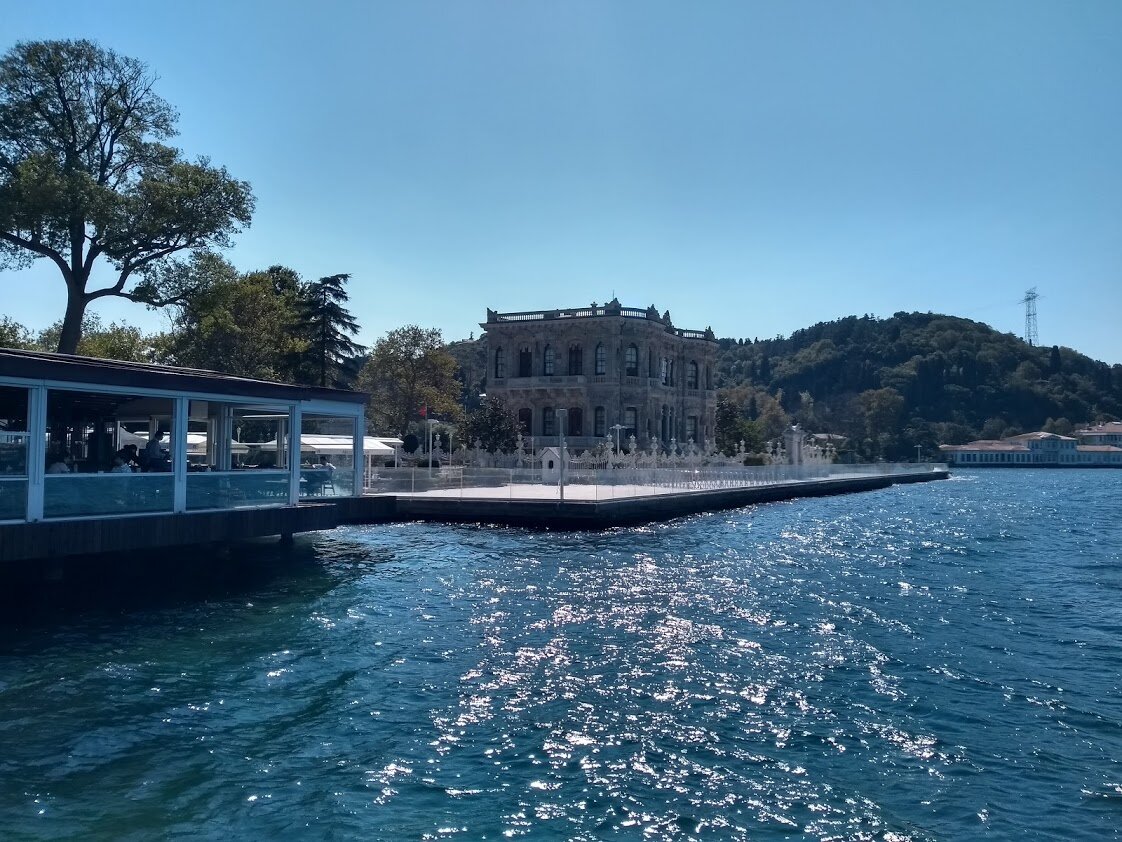 Вид на виллу с пирса кафе