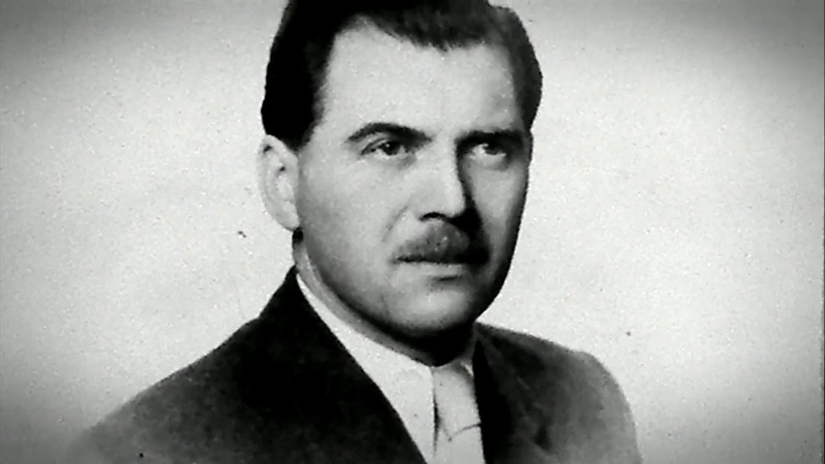 В эмиграции Менгеле немного изменил прическу и отрастил усы