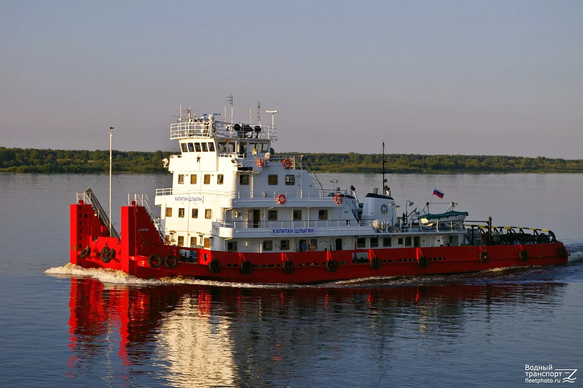 Буксир река море