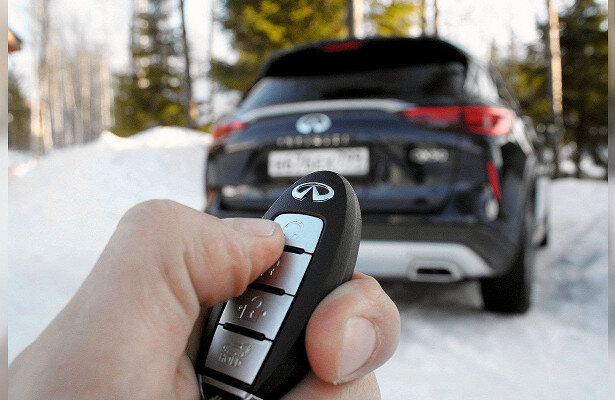 Дистанционный запуск двигателя — опция, на наличие которой обращают внимание водители при покупке автомобиля. Функция успела обрести высокую популярность. В зимний период она особенно актуальна — хочется выйти из дома и сразу сесть в прогретый автомобиль. Однако, даже у такого дополнения имеются некоторые недостатки. Специалисты выяснили, какие факторы должны насторожить водителей, когда они собираются приобретать автомобиль с такой опцией. Ни для кого не секрет, что одна и та же функция в разных автомобилях может работать по-разному. В одной машине она будет показывать свою эффективность, а в другой повышает уровень опасности. То же касается и удаленного запуска двигателя. Все ее достоинства можно проверить в зимний период, когда на улице стоит мороз и не хочется мерзнуть перед поездкой. Но обстоятельства вынуждают — всем нам нужно ехать на работу, отвозить детей в школу и отправляться за покупками, какая бы погода ни стояла за окном. Чтобы сгладить эти неприятные ощущения, когда выходишь из теплого дома, производители придумали особую функцию, которая позволяет запускать мотор машины и прогревать салон удаленно.
Автозапуск. Для этого нужно взять брелок, нажать некоторые кнопки и автомобиль сам заведется. В итоге, выходишь из дома, не успеваешь замерзнуть и уже попадаешь в теплый прогретый салон. Очевидный плюс, за котором притаились некоторые минусы.
Основной недостаток — такая машина более подвержена угону. Для этого преступник может воспользоваться устройством, которое повысит сигнал брелока. После этого мошенники действуют в паре — один максимально близко подходит к владельцу, а другой возле машины. Оборудование перехватит сигнал брелока, после чего можно с легкостью открыть двери авто при следующем дистанционном запуске. Такое приспособление может работать на большой дистанции. Очень часто воры применяют грабберы — они считывают данные, которые брелок посылает в блок управления в машине. Так грабитель может без проблем изготовить ключ двойник и уведет автомобиль в одну из ночей.
Еще один минус дистанционного управления заключается в периодических сбоях. Иногда система может сама по себе начать работать. Как правило, среди причин выделяются помехи связи или плохая проводка. Автомобиль может сам отпирать двери и запускать мотор. Хорошо, если машина оснащена АКПП — тогда она просто заведется и будет стоять на месте. А вот с МКПП дела обстоят хуже, особенно, если водитель забывает ставить ручник. Во время запуска мотора автомобиль немного дернется вперед и может покатиться. Еще одна проблема, которая может поджидать владельца, если система сработает сама, может загореться плохая проводка. Конечно, если владелец будет рядом, пожар можно предотвратить, если выключить зажигание. Если же автомобиль уже завелся, проводку замкнуло и рядом нет ни единой души, можно ждать беды.
Третий недостаток транспортных средств с подобными сигнализациями — возрастает нагрузка на аккумулятор. Если АКБ не совсем свежая, то сигнализация может быстро разрядить ее. Очень часто такое случается, когда владелец приезжает в аэропорт и оставляет машину на парковке до окончания своего отпуска. Хорошо, если рядом не окажется пронырливых воров, которые очень любят снимать колеса в такие моменты. 