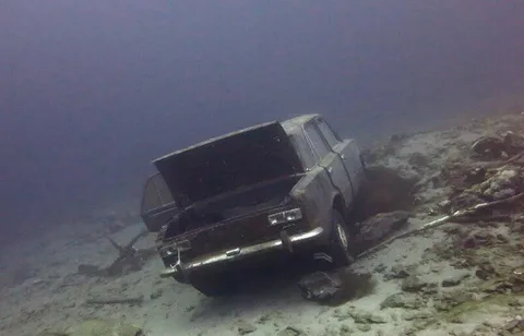 Дайвинги нашли ваз 2101  на дне озера Байкал. Машина была без двигателя, но с руководством по эксплуатации.