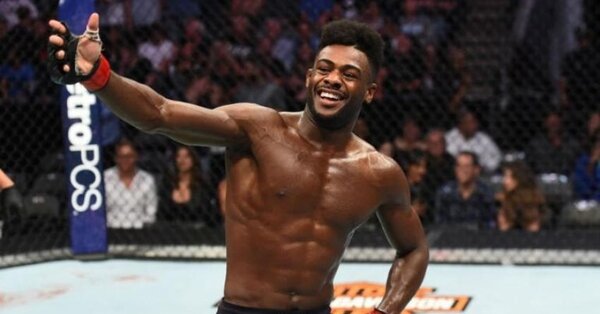 «Я думаю, это дань уважения. Петр понимает, что я опасный боец. Иначе он не был бы в Дагестане. Мне интересно, сможет ли он поднять свою борьбу за эти пару месяцев. Он серьезно готовится, и я тоже готовлюсь. Мы не знаем, когда объявят бой. Мы пока на стадии переговоров. Надеюсь бой будет на первой или второй неделе декабря», - сказал Стерлинг. 