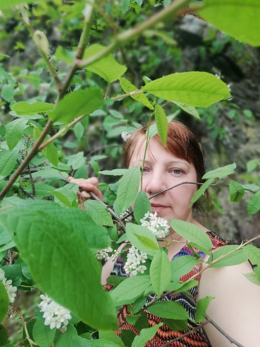 вот так и фотографировалась за веточками