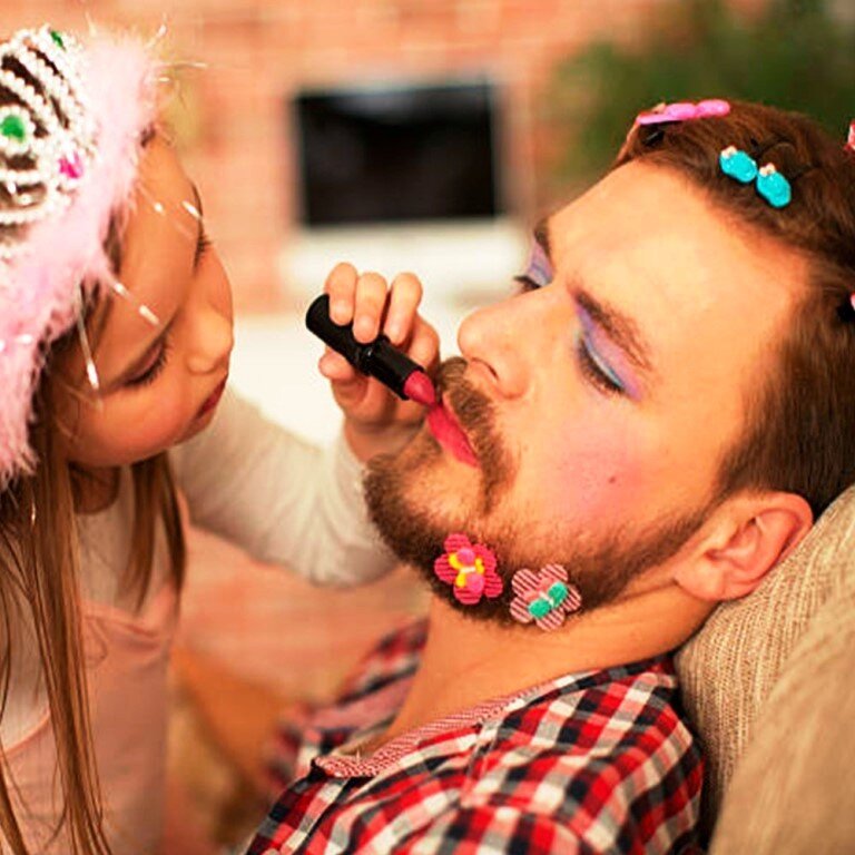 Папа и дочки играют даркридал игроман. Отец, играющий с дочерью. Картинка папа и дочь с джойстиком. Папа играет с дочкой. Папа дочки робот.