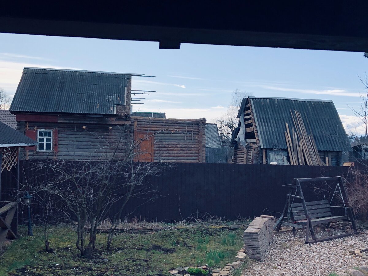 Сосед разбирает старый, бревенчатый дом. Фото автора.