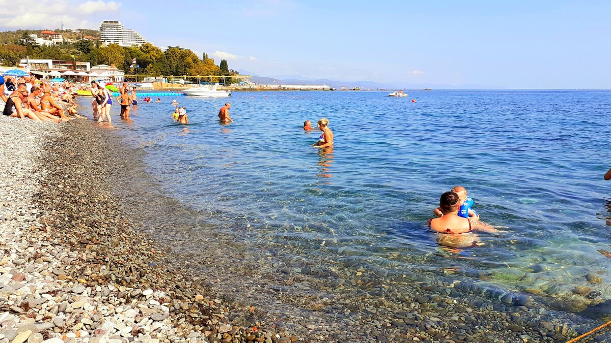 Городской галечный пляж Алушты, Крым. Фото автора