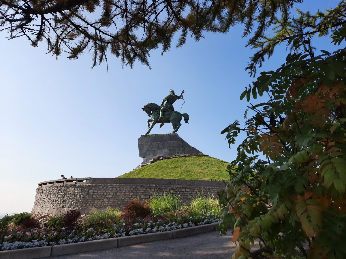 Это памятник Салавату Юлаеву, стоящий на высоком берегу реки Белой. Весит 40 тонн, а всего три опорные точки. И вообще впечатляет со всех сторон, как можно увидеть на других фотографиях в галерее. 