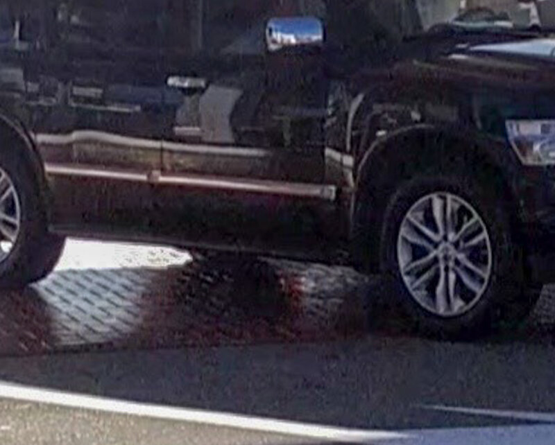 Снимал издалека, да еще и на смартфон. Но даже на этом снимке видно лужу под машиной. Вылилось литра полтора, как минимум.