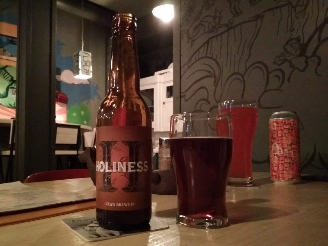 Бельгийский дюббель от «Holiness» от Jaws Brewery: бутылка и бокал.