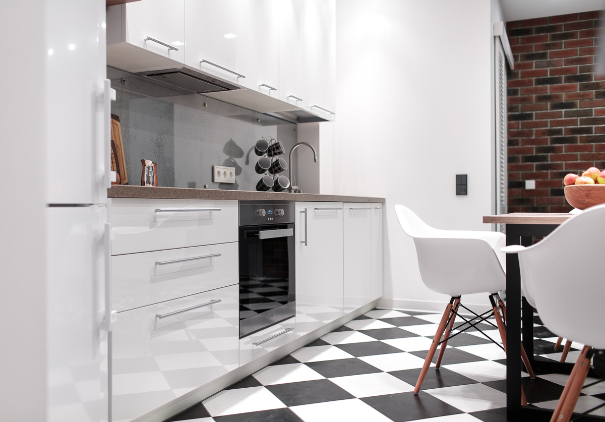 Уровень пола в квартире с финишным покрытием должен быть равен уровню пола на лестничной клетке. Следовательно, нужно заранее выбрать напольные покрытия, которые вы будете использовать в квартире. Плитка толщиной 8-10 мм, ламинат – 8-10, массив требует укладку фанеры равной толщине массива, соответственно, толщина массива с фанерой варьируется от 28 мм до 40 мм. Только заранее выбрав материалы для ваших комнат, вы сможете грамотно залить полы, чтобы не было перепадов пола в квартире.