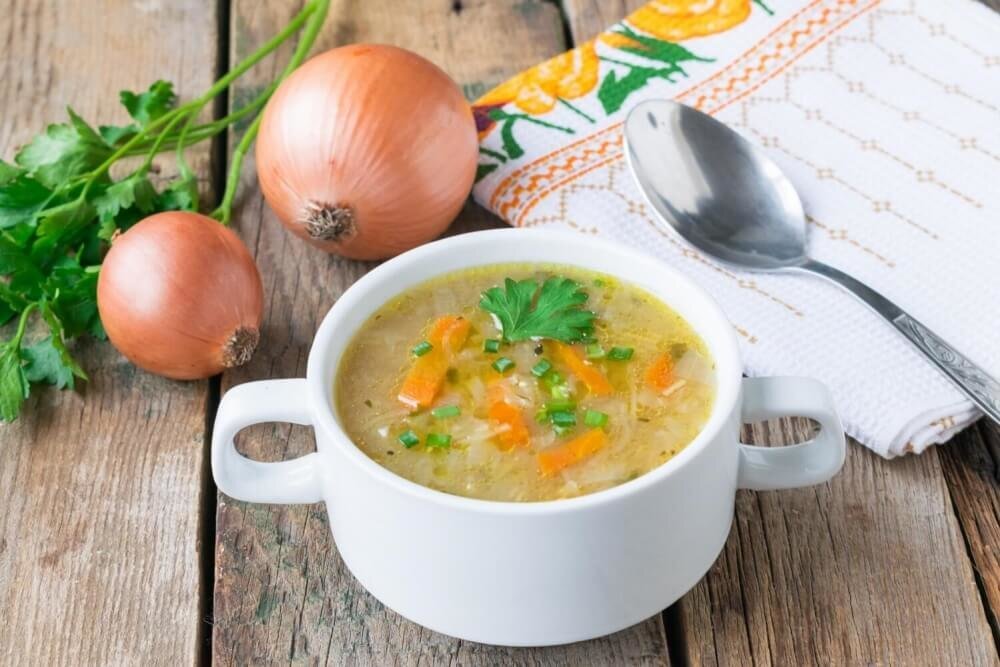 Лук в супе - на мой взгляд полностью бессмысленное вредительство