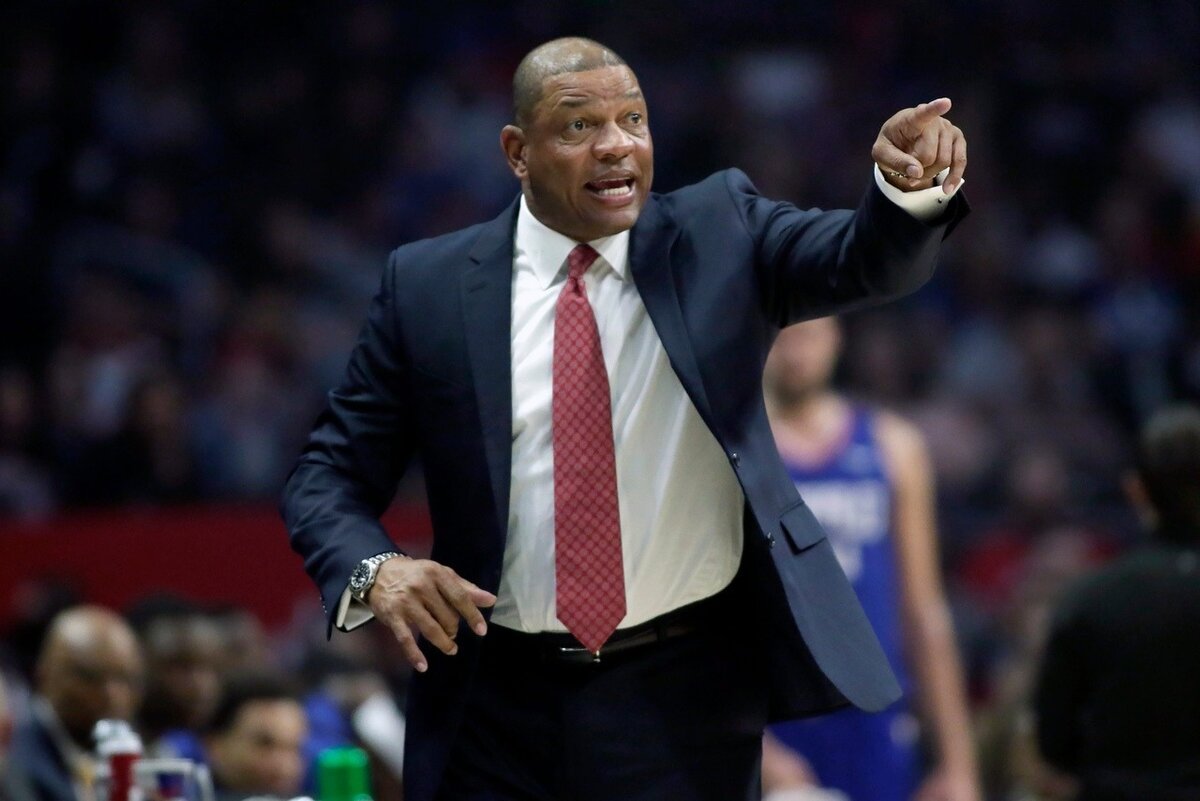 На фото представлен Док Риверс 