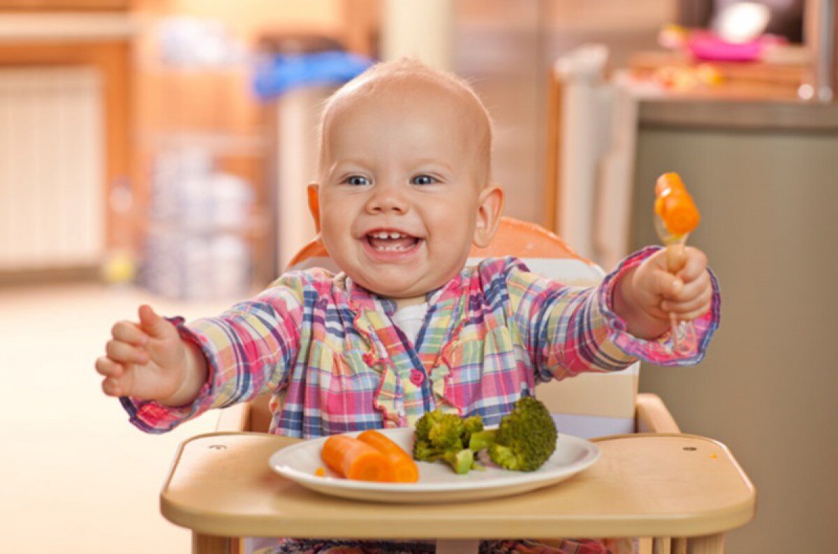 Включи малыши едят. Еда для детей. Ребенок ест. Малыш кушает. Маленький ребенок с едой.