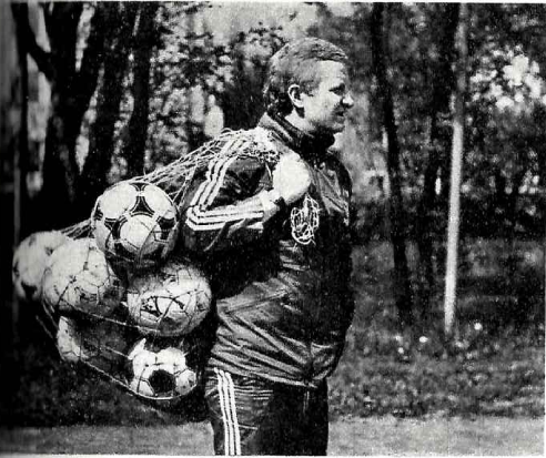 Один из тренеров команды - бывший игрок «Спартака» мастер спорта И. Варламов./ © 1982 Журнал «Гражданская авиация»