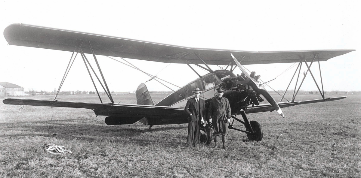 Curtiss Model 54 Tanager. Рядом стоят официальный наблюдатель испытаний — профессор Уильям Браун и лётчик-истытатель — Стэнли Амстед . Фото: Joe Gertler