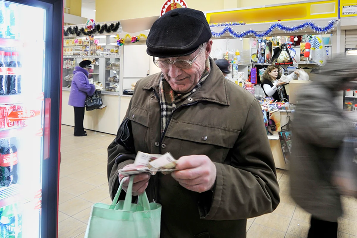 Пенсионер с деньгами в руках