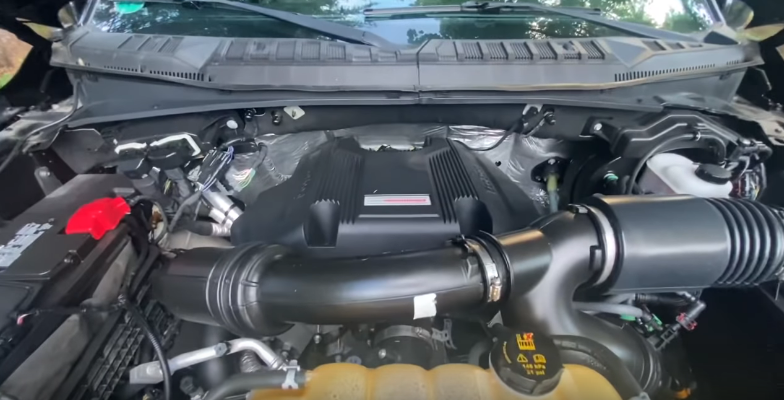 Так выглядит огромный блок цилиндров V8 вместе с вспомогательными системами.