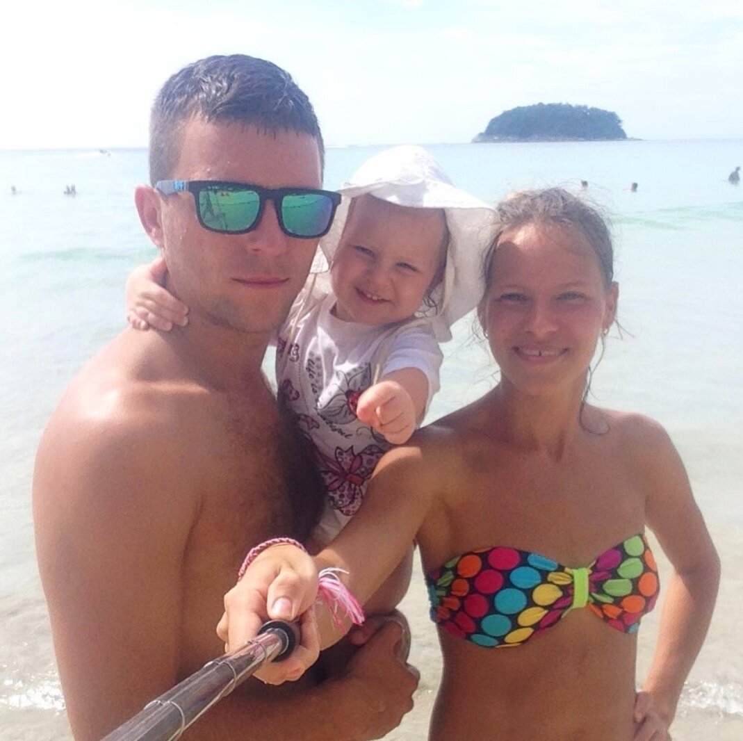 Довольной мордашке очень нравится на море)