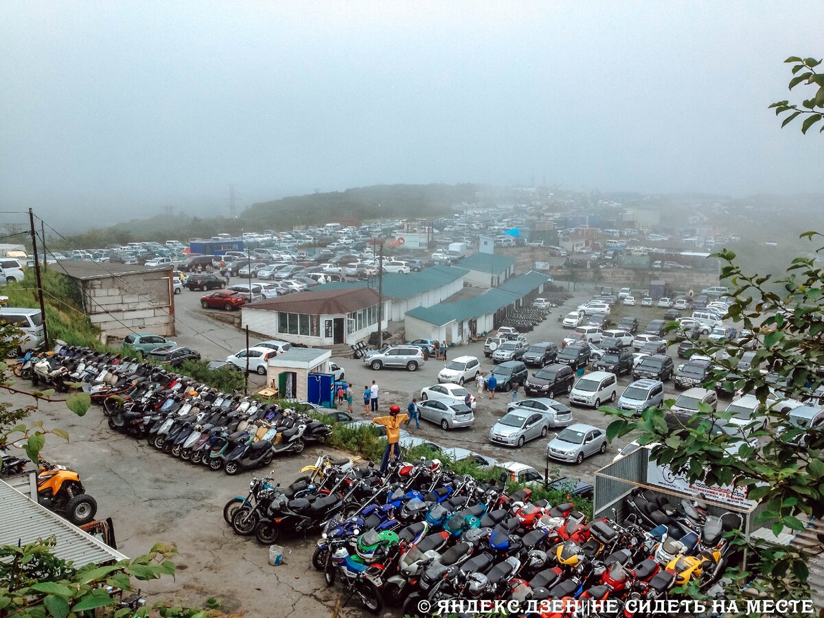Думаю, что особенный стиль сформировался благодаря особенному отношению с машинами, которое было и в какой-то степени до сих пор осталось у Владивостока. На фото автомобильный рынок во Владивостоке, который, конечно, уже не тот, что раньше