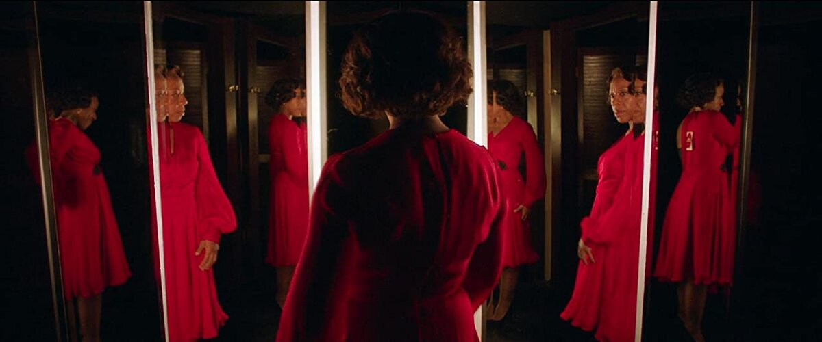 Кадр из фильма "Маленькое красное платье"