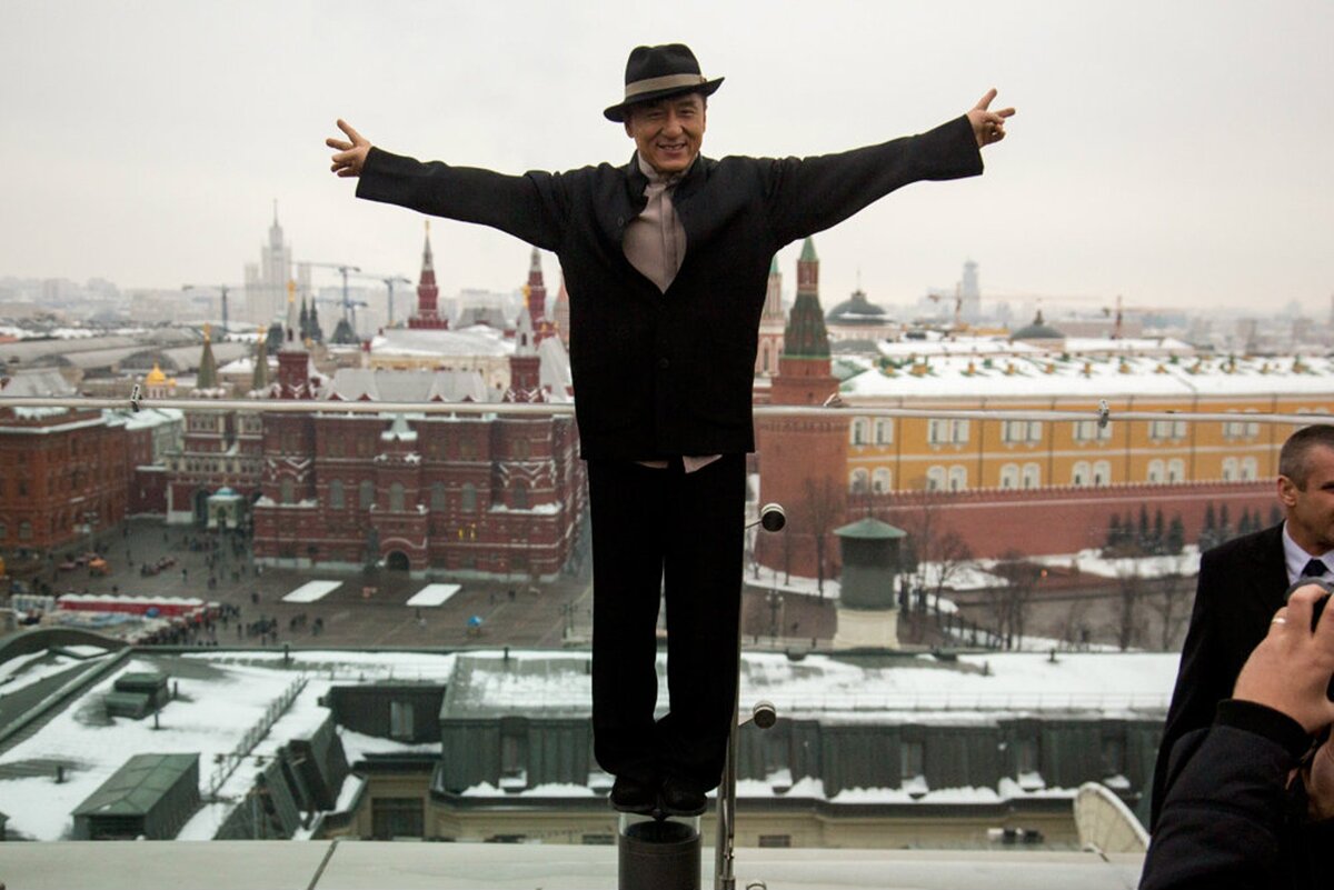 Джеки Чан на фоне Московского Кремля. Фото с filmpro